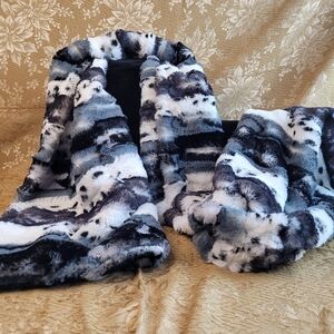 Luxurious Faux Fur Scarf in Black and White